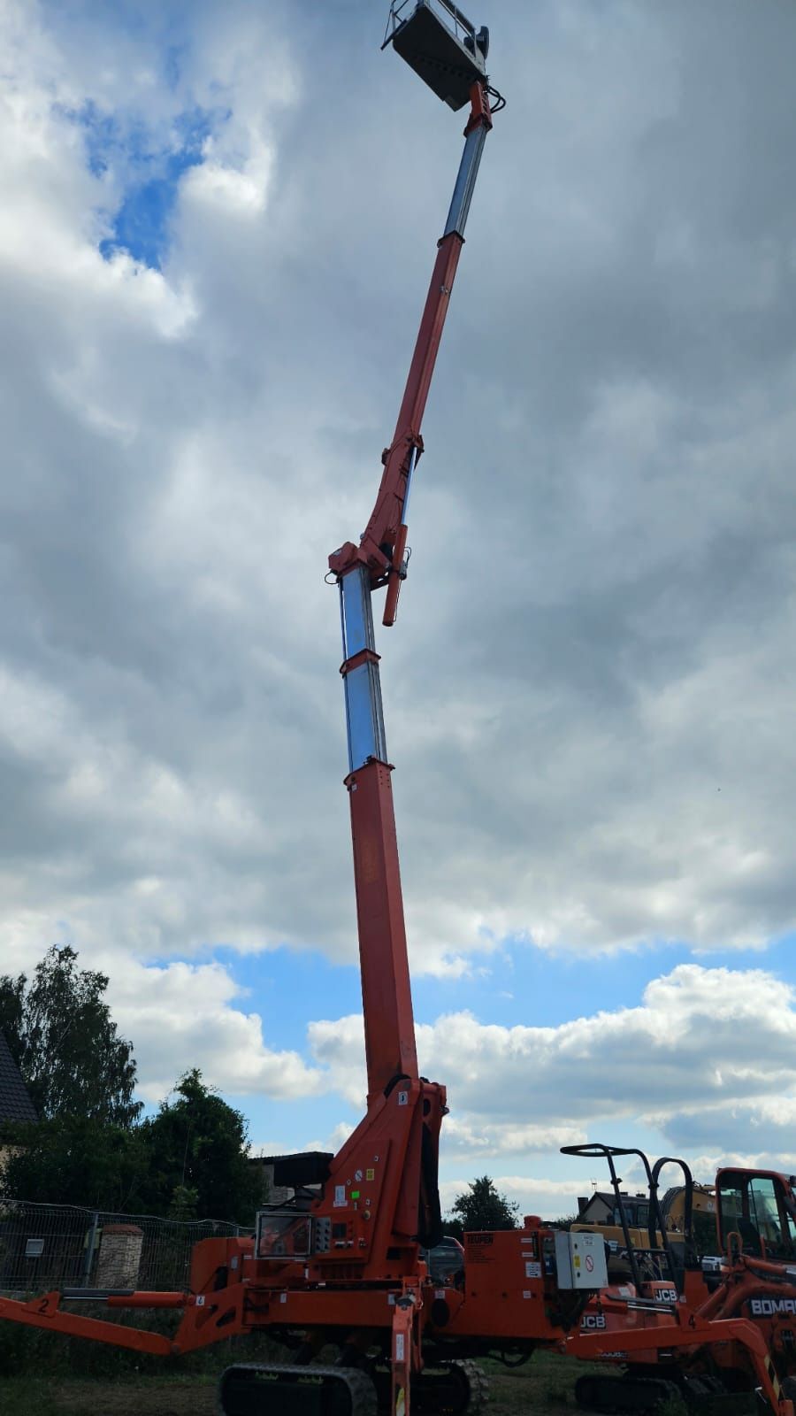 Podnośnik koszowy TEUPEN LEO 23 G teleskopowy, obrotowy, gumowe gąsien