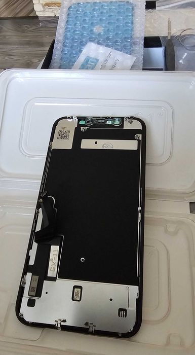 Wyświetlacz iPhone 11 . Z narzędziami do montażu. Nowy