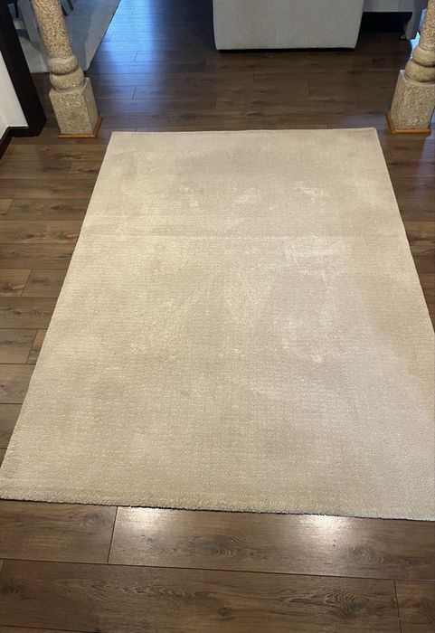 Carpete pelo curto bege