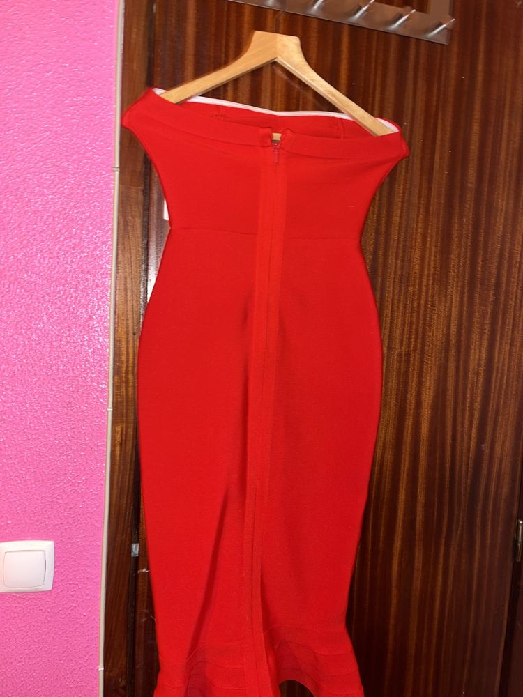 Vestido vermelho de festa elegante.