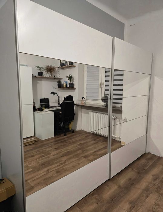 duża szafa z przesuwnymi drzwiami