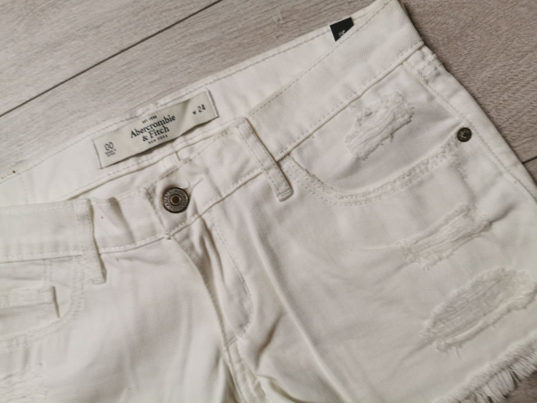 Szorty Abercrombie & Fitch W24 – białe, modne, z metką!