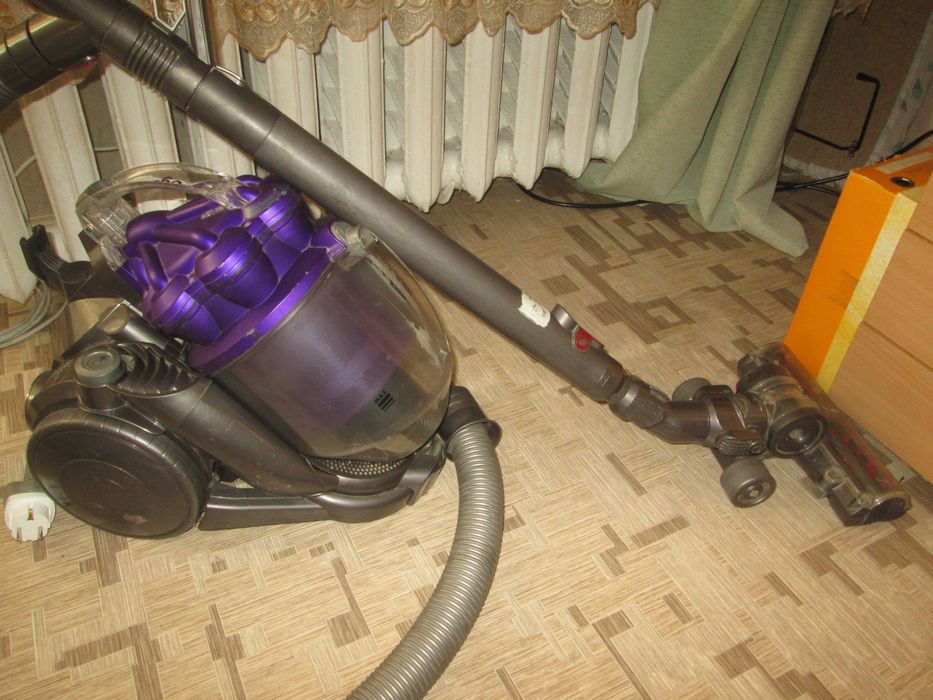 Пылесос Dyson с турбо щеткой