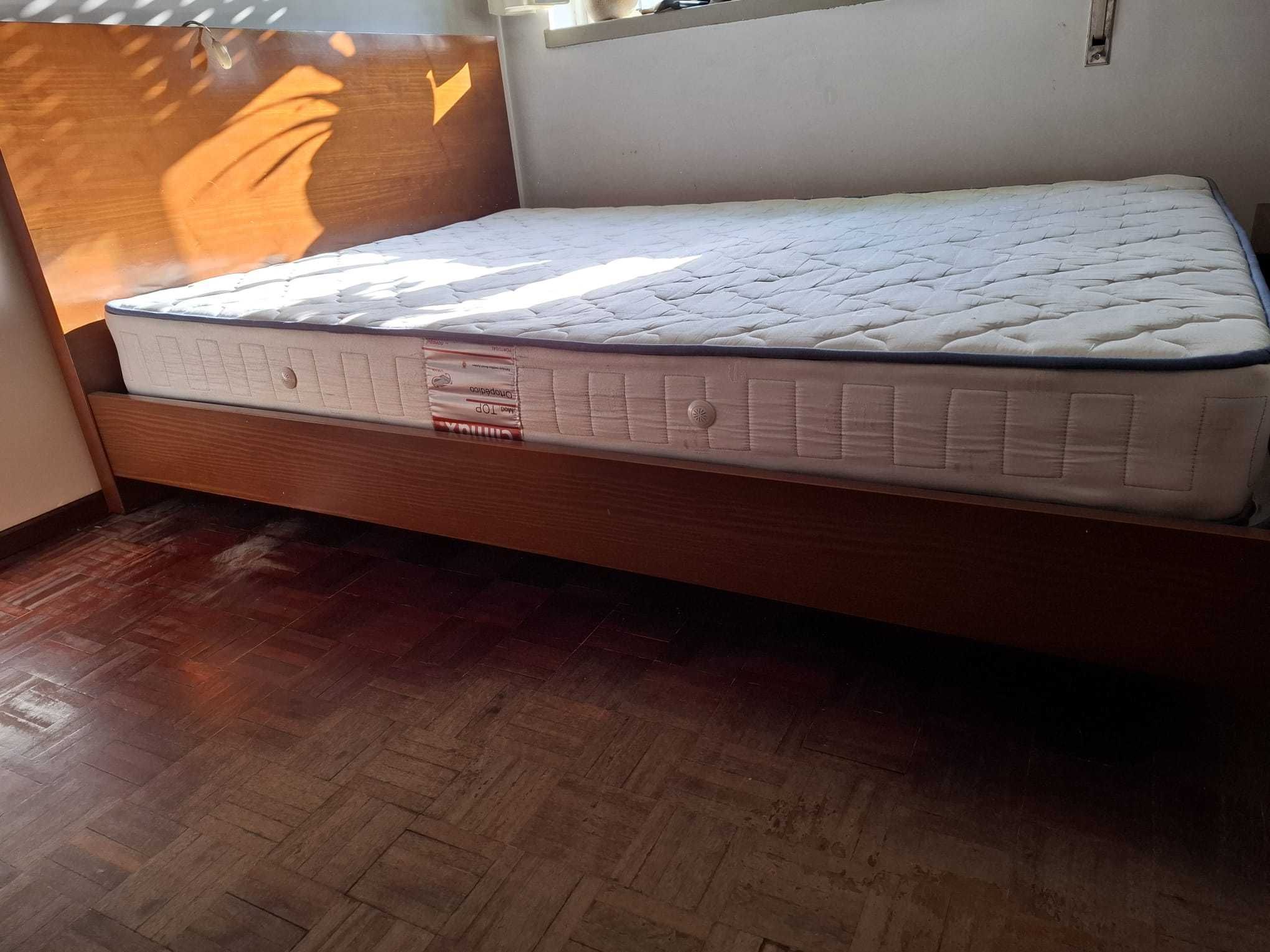 Cama de casal (cama e colchão) - madeira