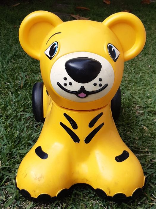 Triciclo trotineta de criança em forma de boneco leão.