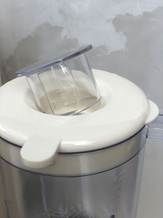 Блендер Smeg у кремовому кольорі