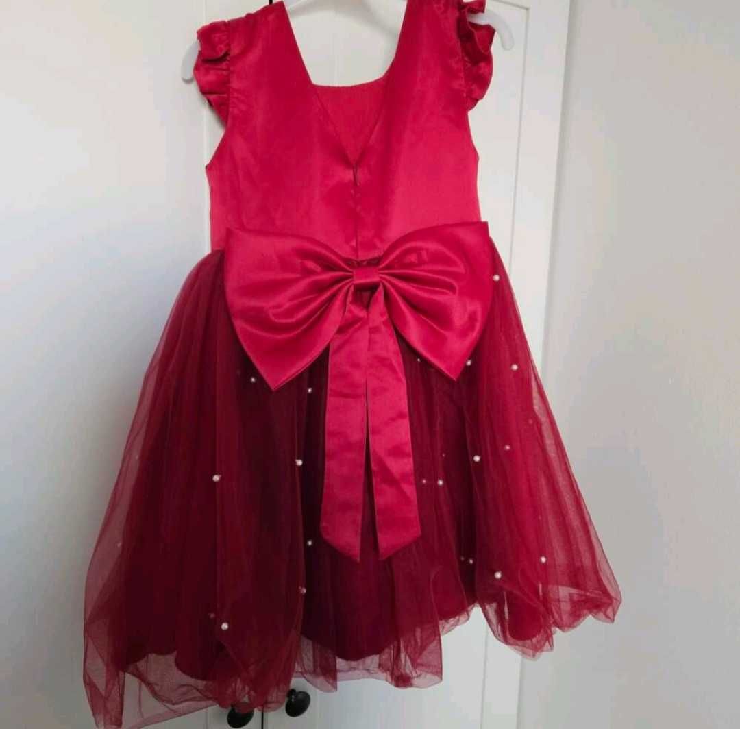 Elegancka sukienka w stylu księżniczki z tiulu z falbankami