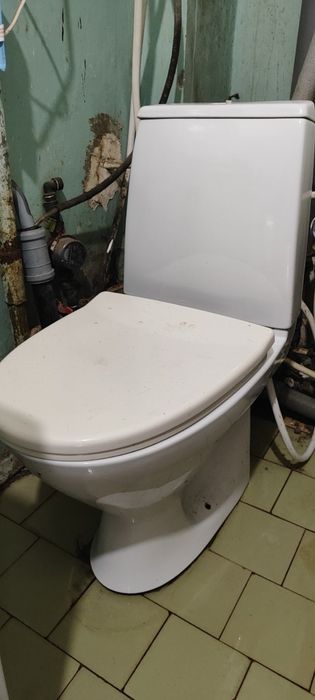 Продам унитаз в нормальном состояние