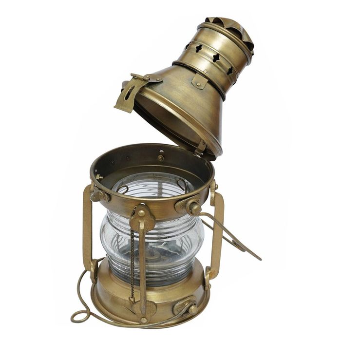 Rustykalna Lampa Naftowa Lub Latarnia Wykonana Z Mosiądzu