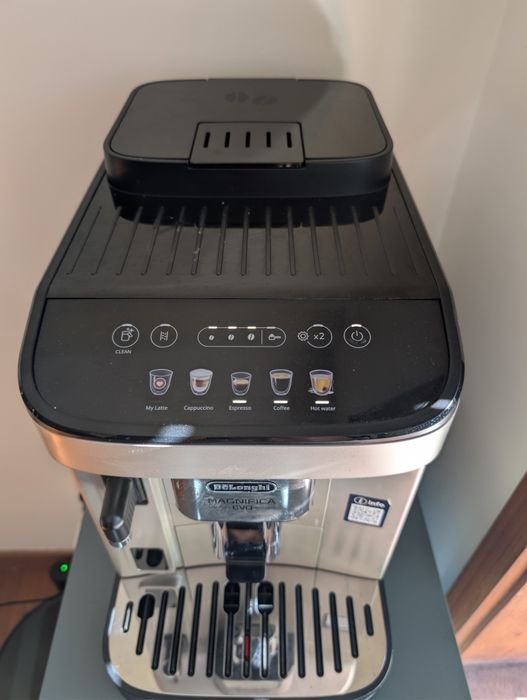 Máquina de Café DeLonghi Magnifica Evo Muito nova com Garantia