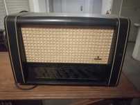 Radio muito antigo a válvulas