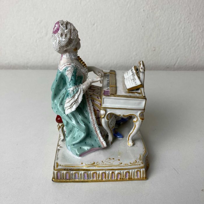 Estatueta Porcelana Meissen "Audição" da Série "5 Sentidos" Século XIX