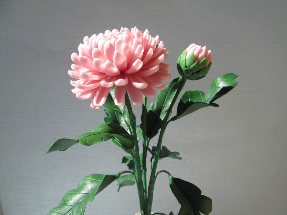 Хризантема  в вазе из холодного фарфора. Ручная работа.