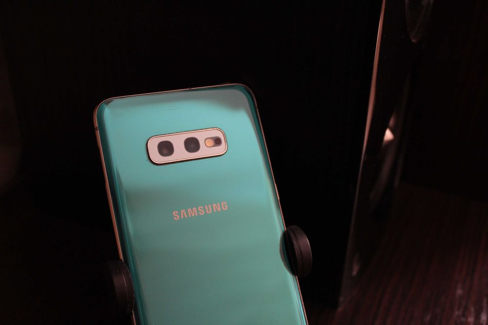 Samsung Galaxy S10e на Snapdragon 855, 6/128GB + SD карта на 128Gb