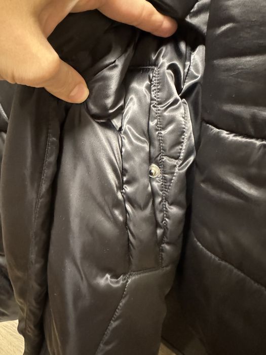 Чорне стьобане пальто-пуховик бренду Kattaleya