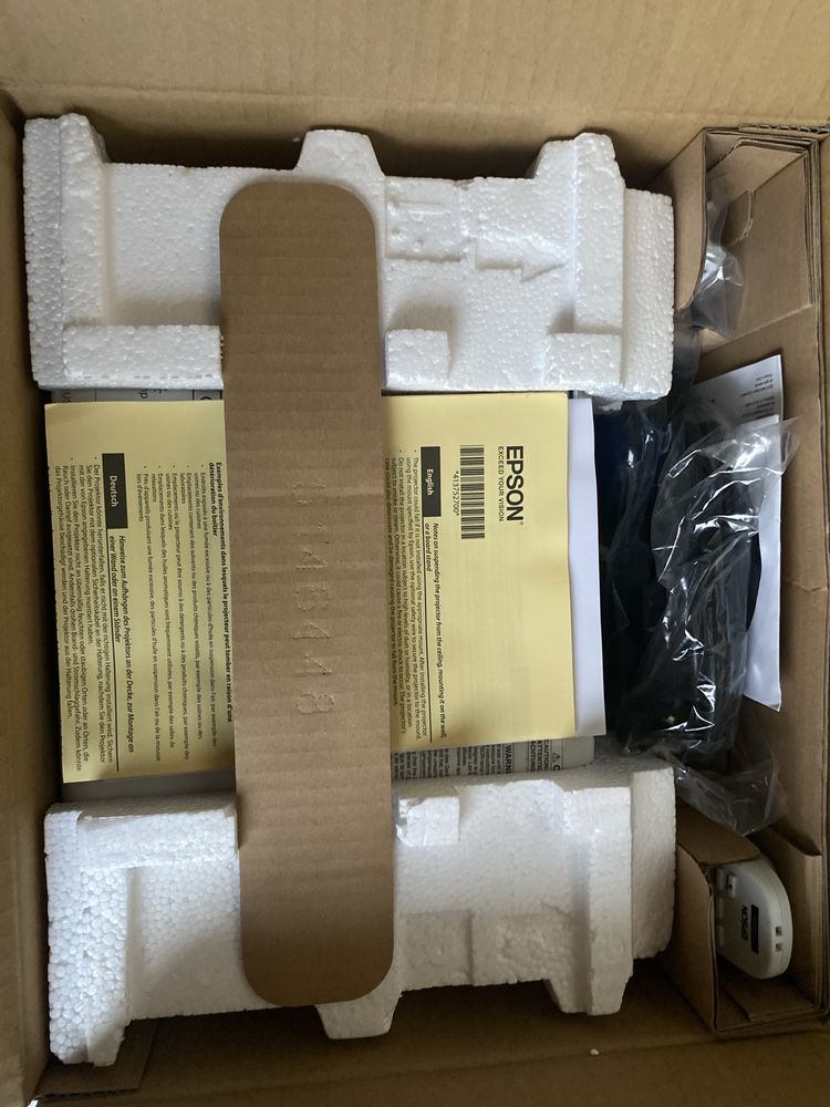 Projektor Epson EB-X05 3LCD – Idealny do biura i domowej rozrywki