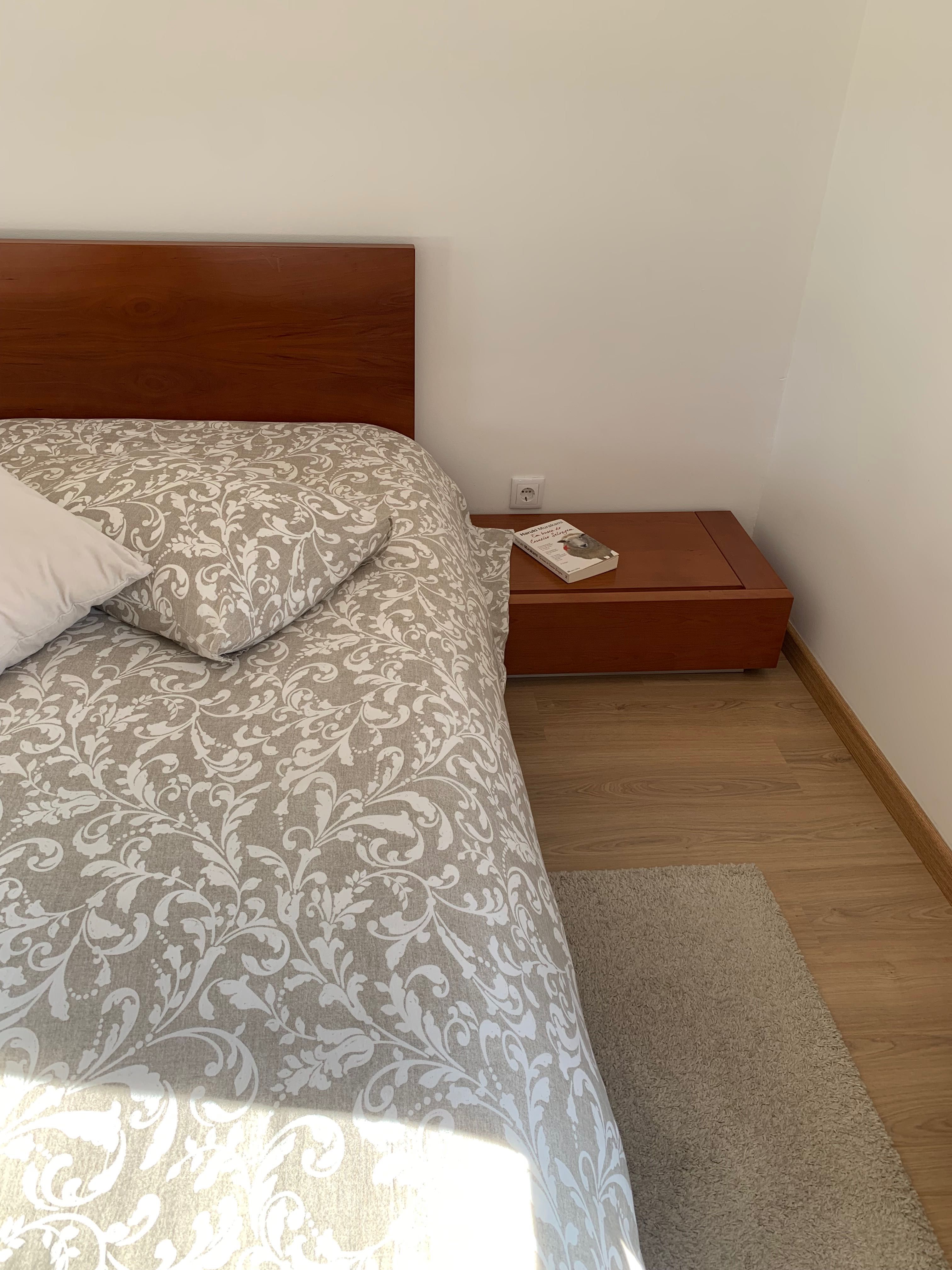 Cama e mesa de cabeceira