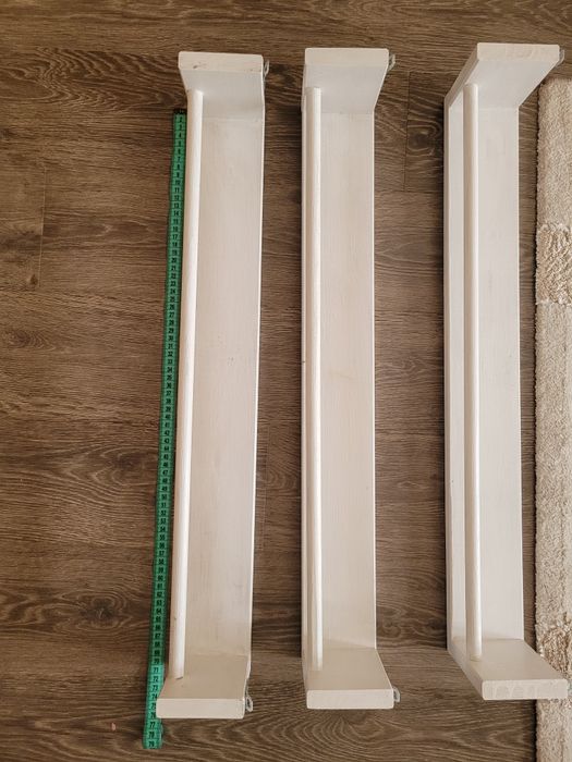 Białe drewniane półki na ksiązki do pokoju dzieci Ikea