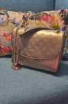 Mala Guess. Dourada