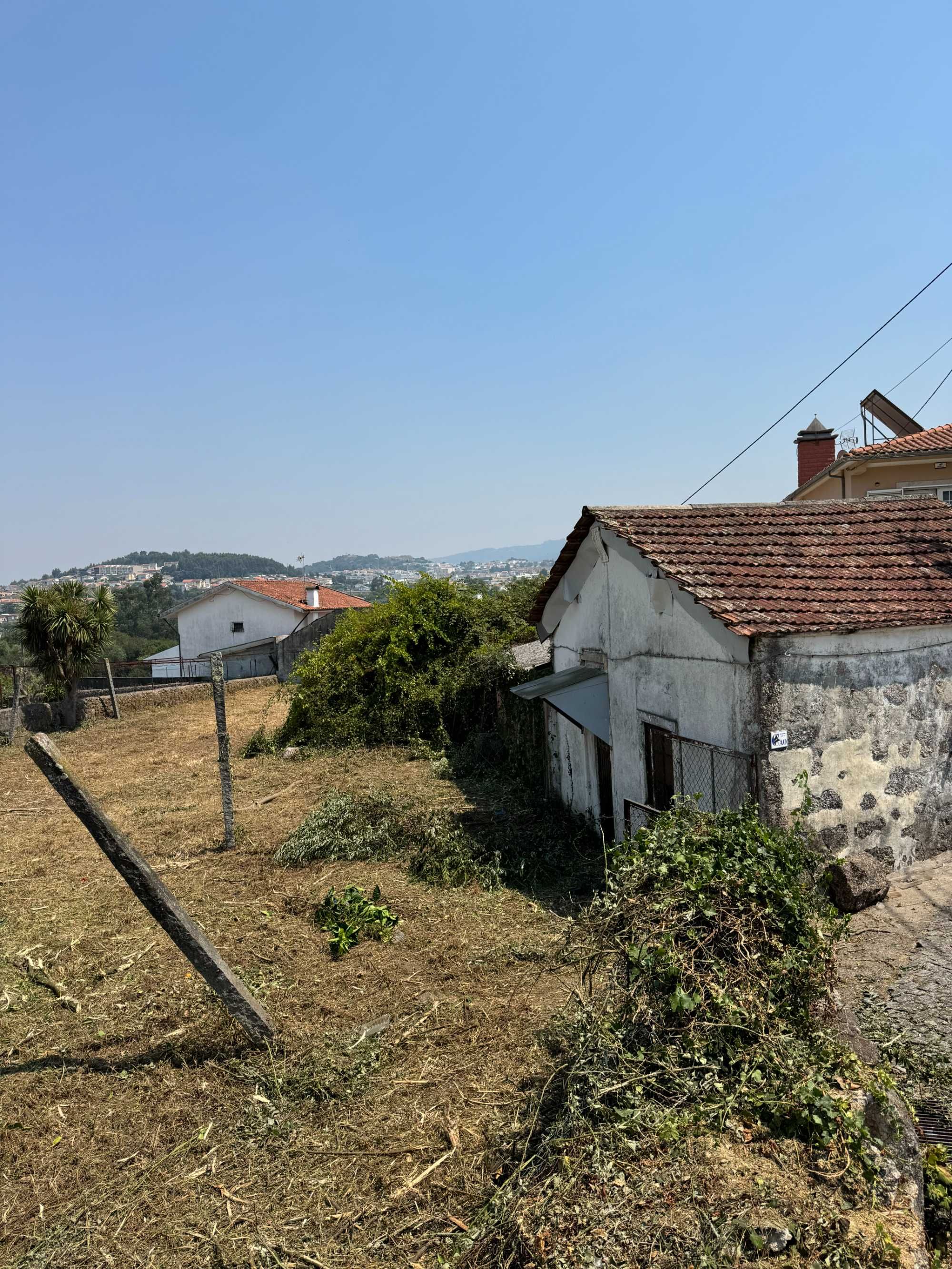 Terreno com 2 Casas em Ruínas – 4 min da A11 e 12 min a pé do comboio