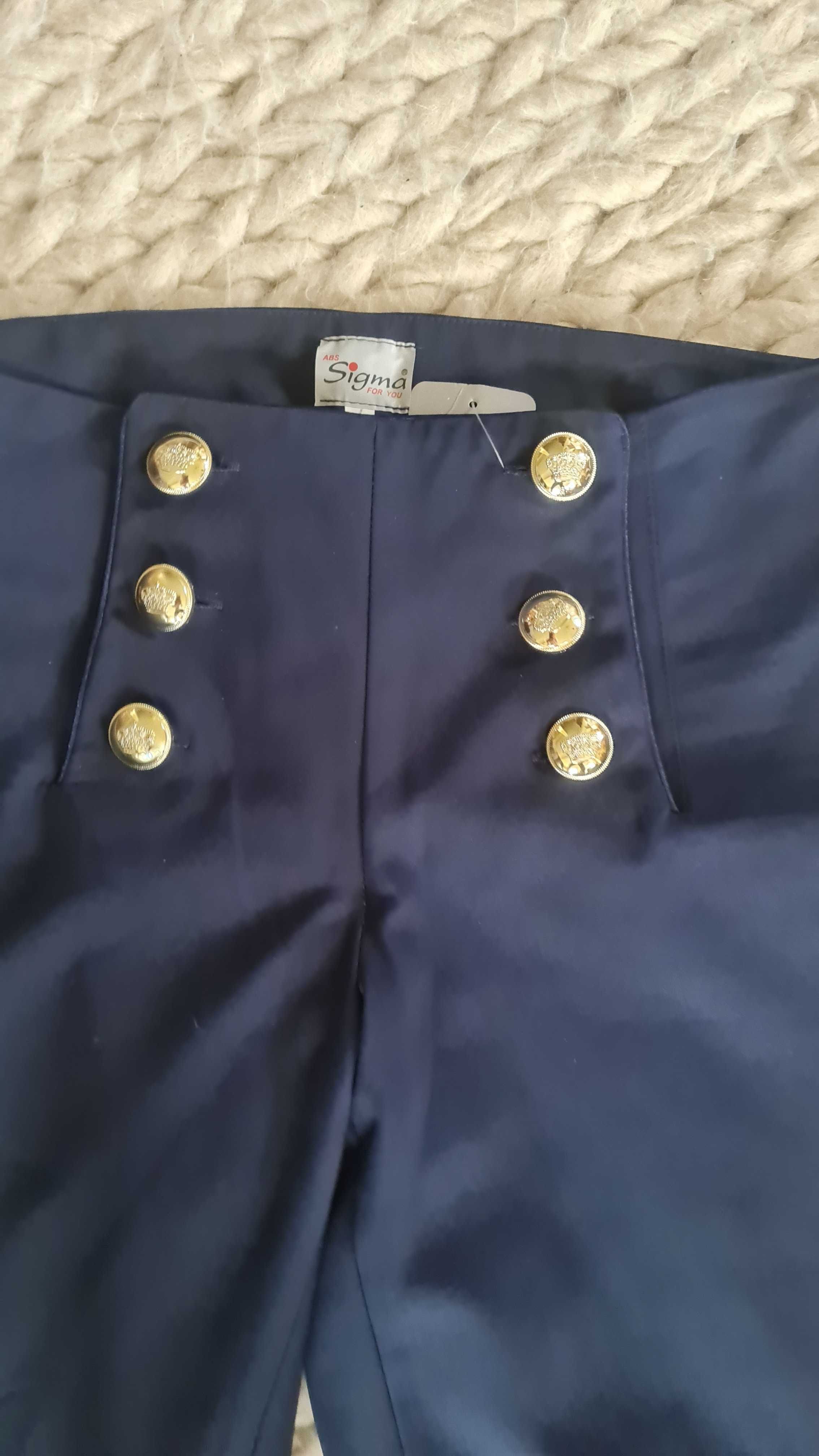 Spodnie Sigma ze złotymi guzikami.