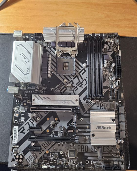 Продам комплект або окремо:Intel i3-10105F+ASRock B560 PRO4