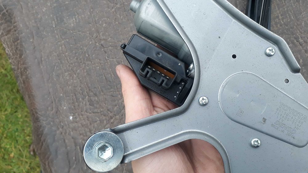 Моторчик дворников крышки зад toyota rav4 (с дворником) /Ляда