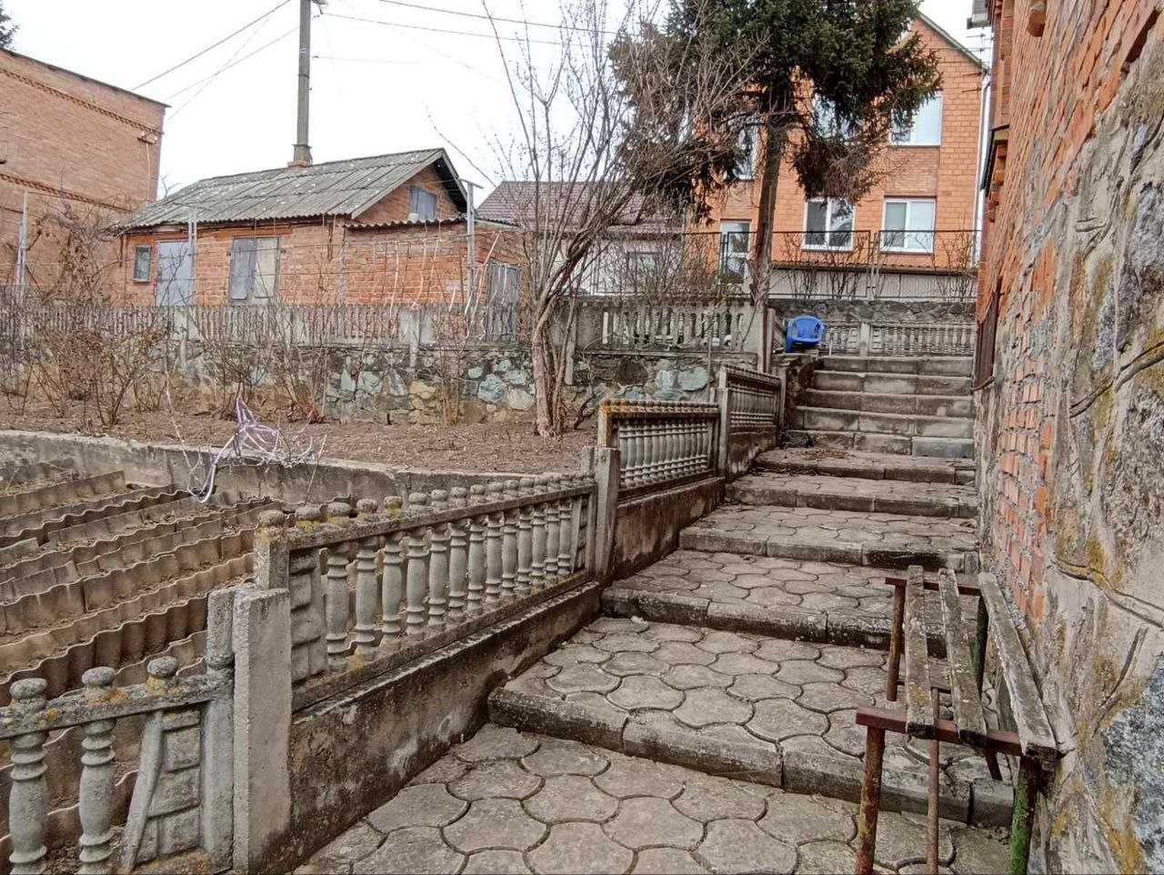 Продаж затишного будинку недалеко від центру міста.