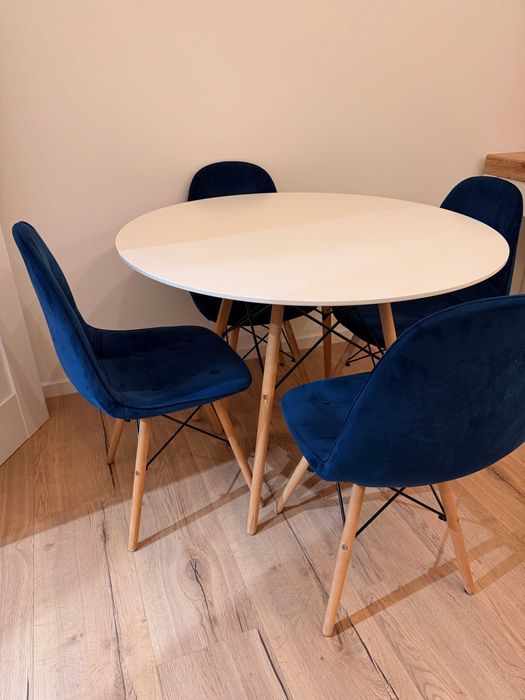 Stół z krzesłami tapicerwanymi