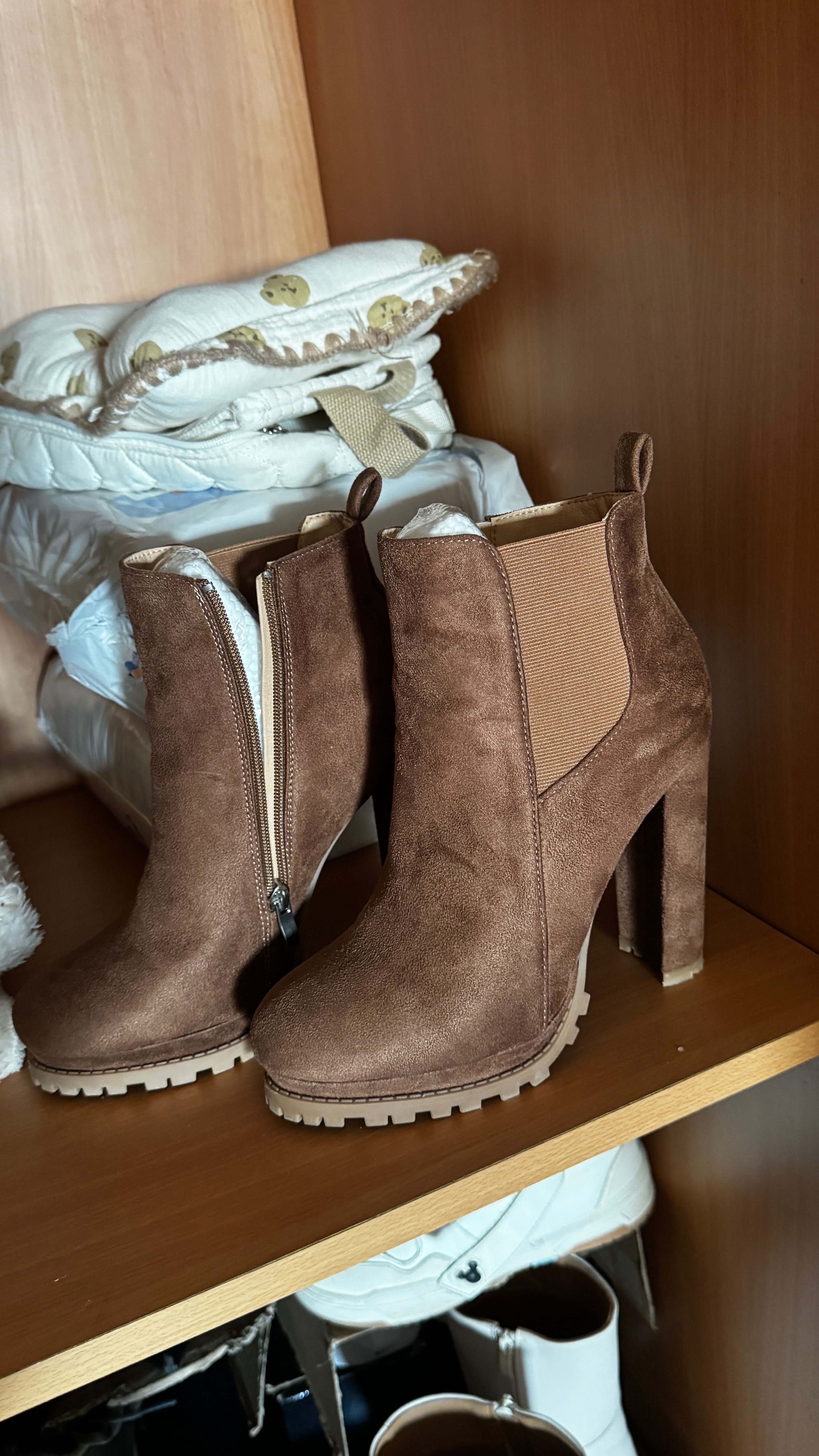 Bota marrom para outono