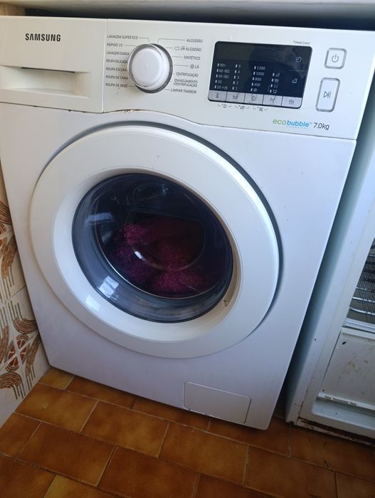 Máquina de lavar roupa, beliche, frigorífico.