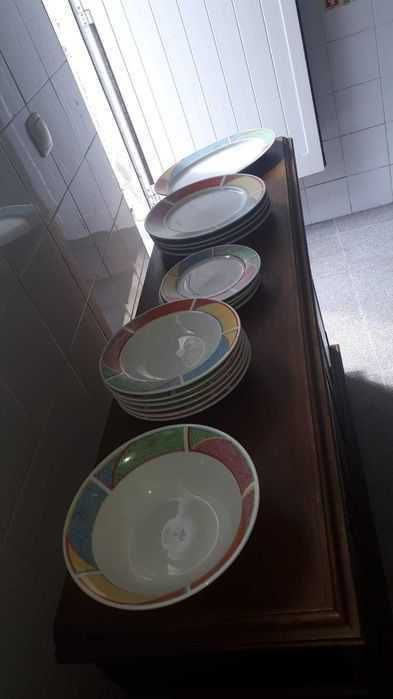 Pratos, travessa e saladeira- tudo por 15 euros.