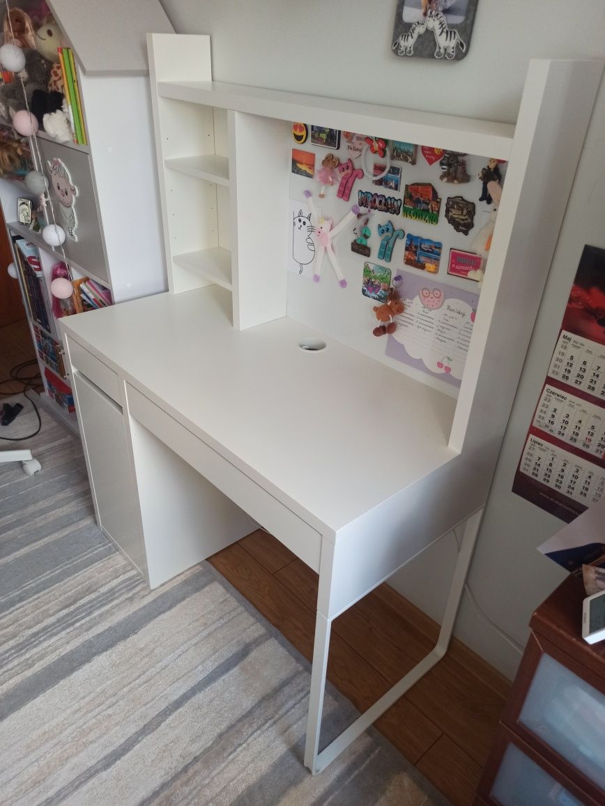 Biurko dziecięce IKEA + nadstawka z tablicą magnetyczną.