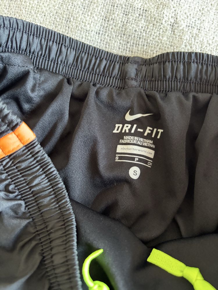 Czarne sportowe spodenki nike uniwersalne w bardxo dobrym stanie