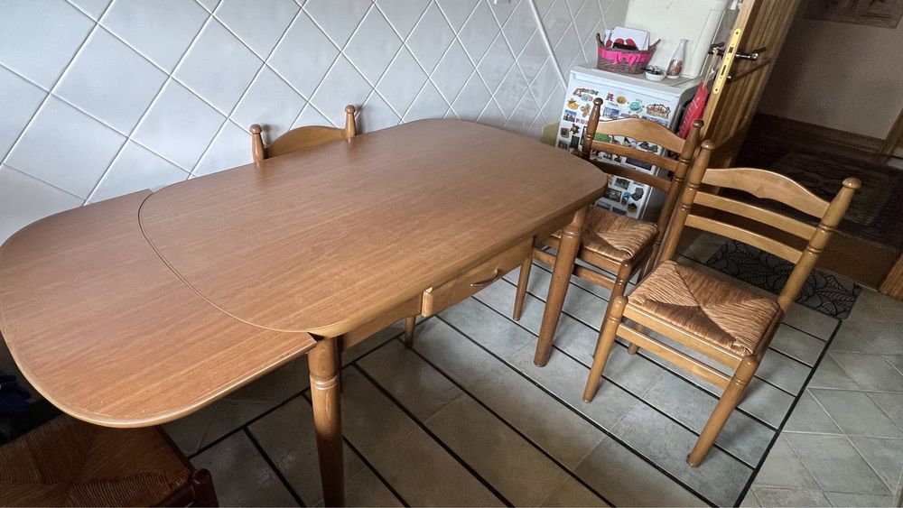 Mesa de cozinha extensível com quatro cadeiras