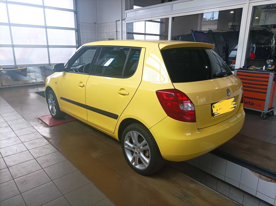 Skoda Fabia 1,6 MPI klimatronik grzane fotele skrętne światła 188 tkm