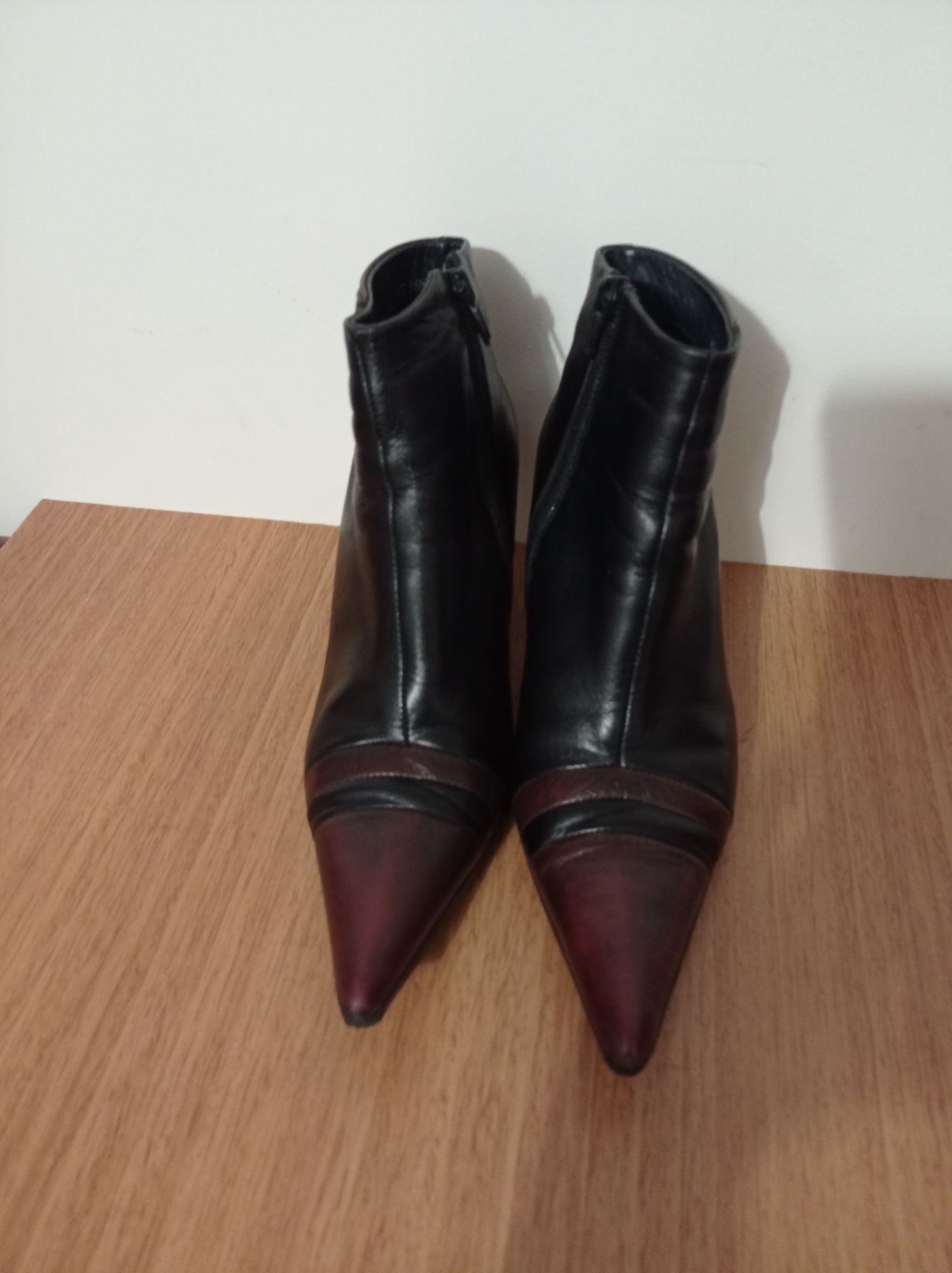 Botas pretas e bordeaux Molka