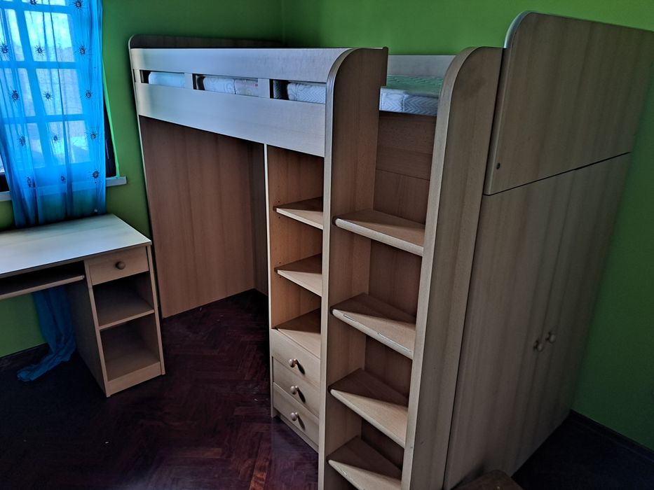 Cama alta tipo beliche