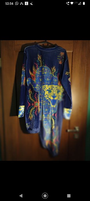 Welurowa sukienka Colorat kolekcja Wilde Time