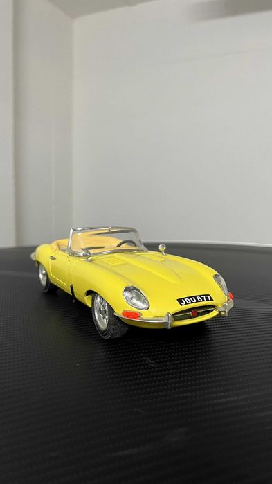 Burago Jaguar E Cabriolet 1/18
