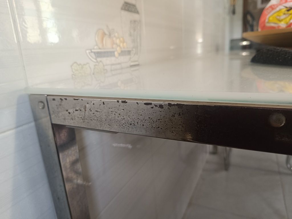 Mesa de vidro com estrutura metálica + 4 cadeiras acrílicas cinzentas