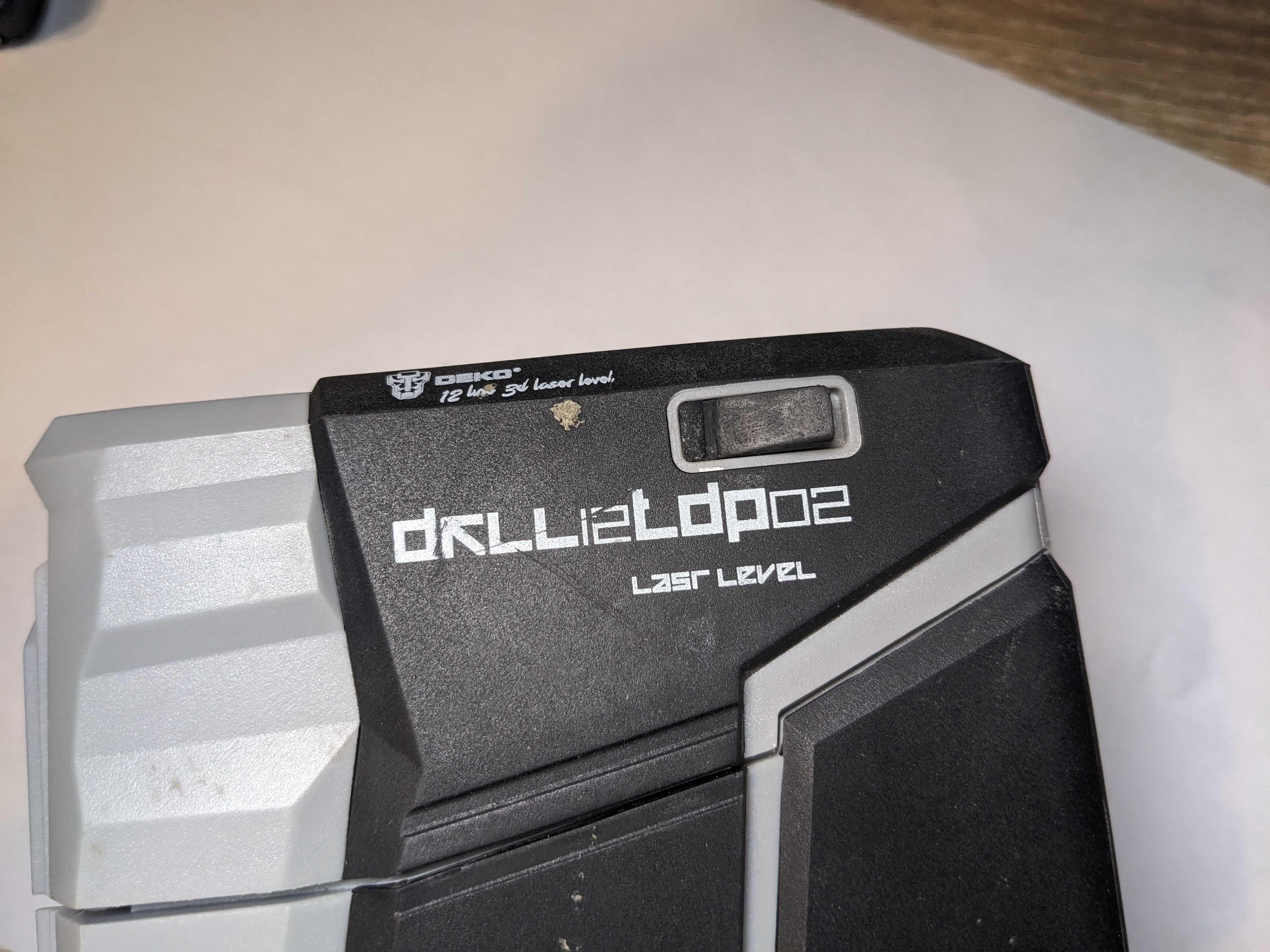 Akumulator z poziomica laserowa DEKO DKLL12TDP02