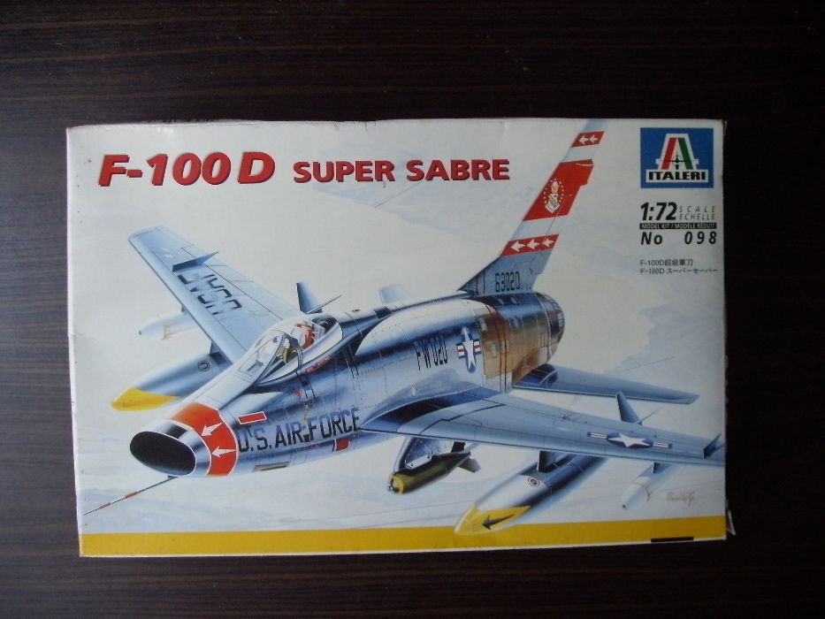 Kit Modelismo avião F-100 D Super Sabre da Italeri à escala 1/72