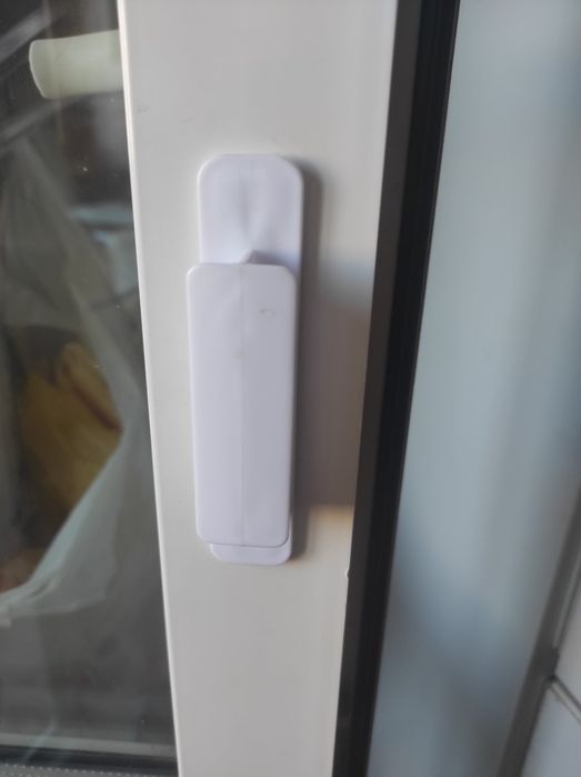 Пластмассовая ручка для  даерей, окон