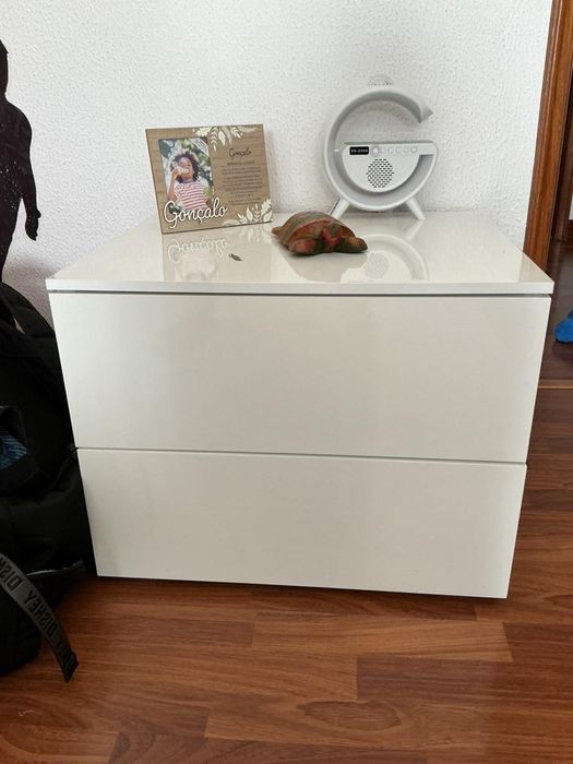 Cama com escorrega, comoda e mesinha cabeceira