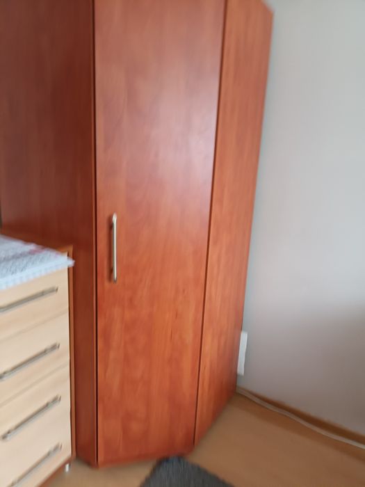 Szafa narożna z półkami