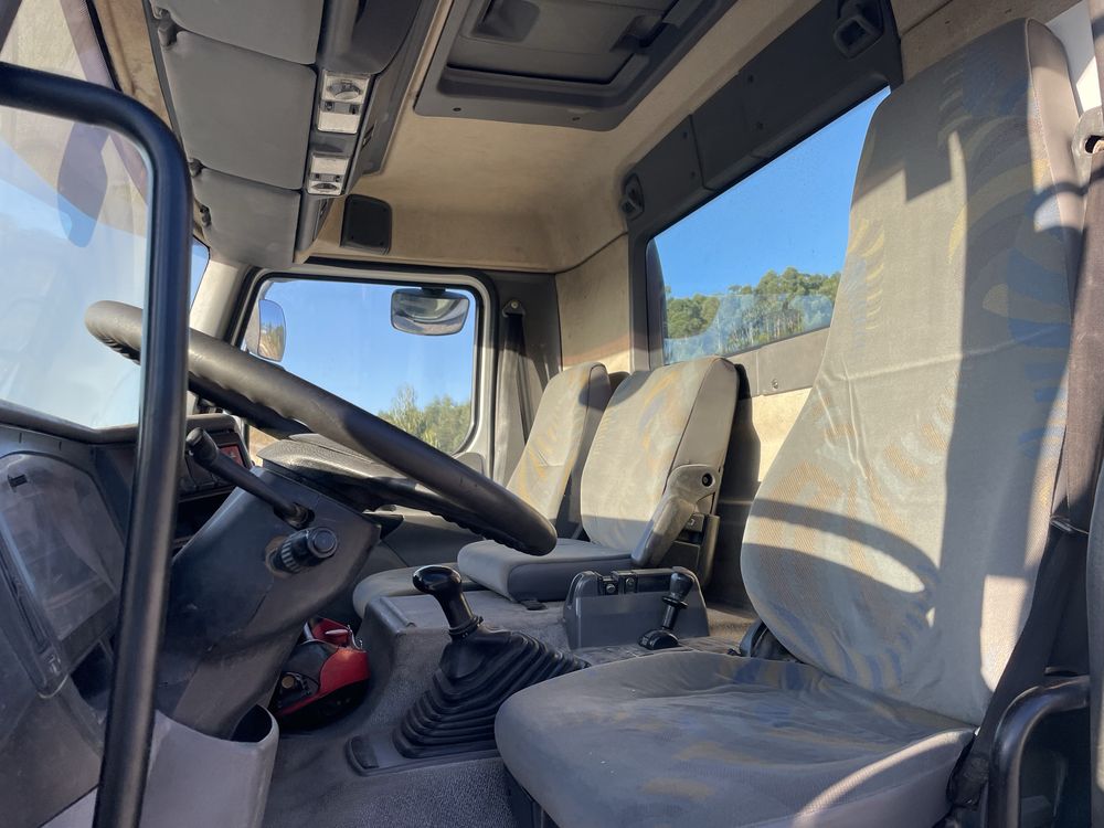 Camião Renault Kerax 320 com grua Palfinger PK16502