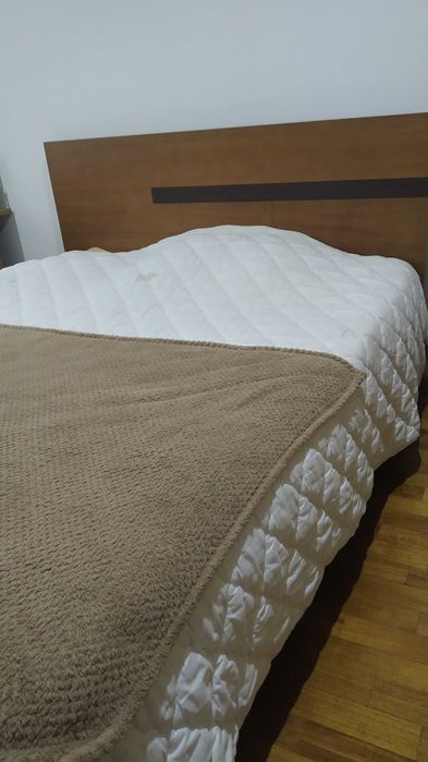 Cama de casal bom estado