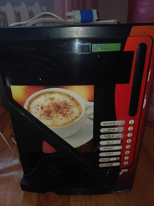 кавовий апарат для розчинної кави в робочому стані