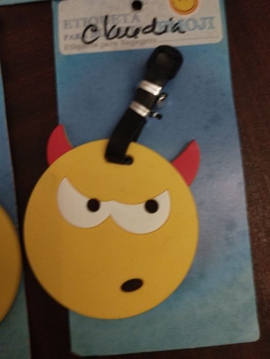 Etiquetas emoji para malas e afins